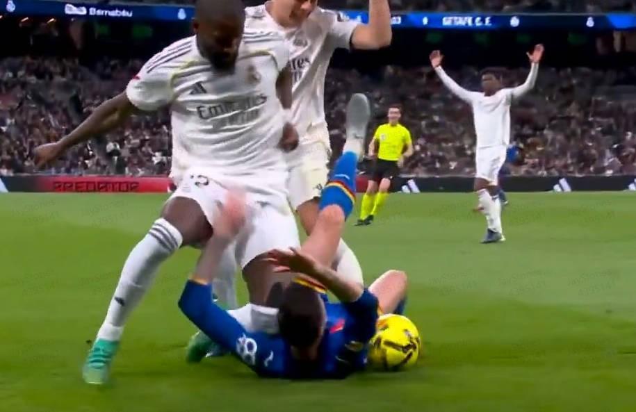 世体列吕迪格“罪行”:踢佩德里后脑勺、脚踩斯凯利等